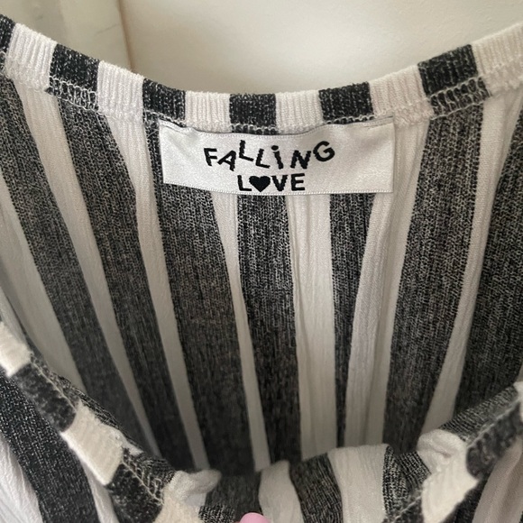 Falling Love Romper (with front pockets) - Picture 4 of 4